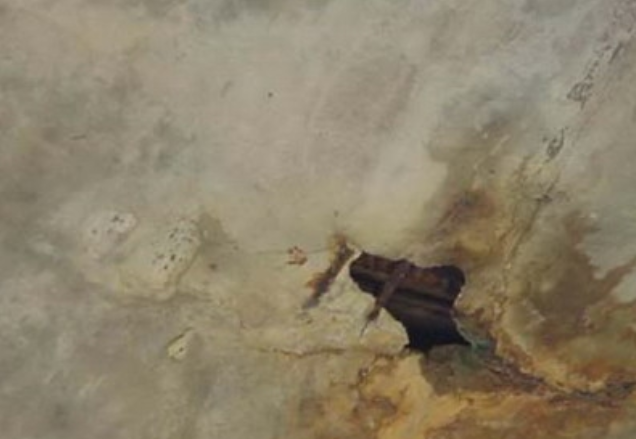 底板空洞露筋导致钢筋锈蚀